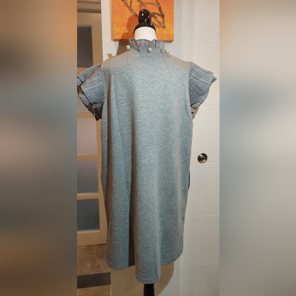 Elegant Textured Gray Shift Dress with Pleated Sleeve Detail - Picture 6 of 12